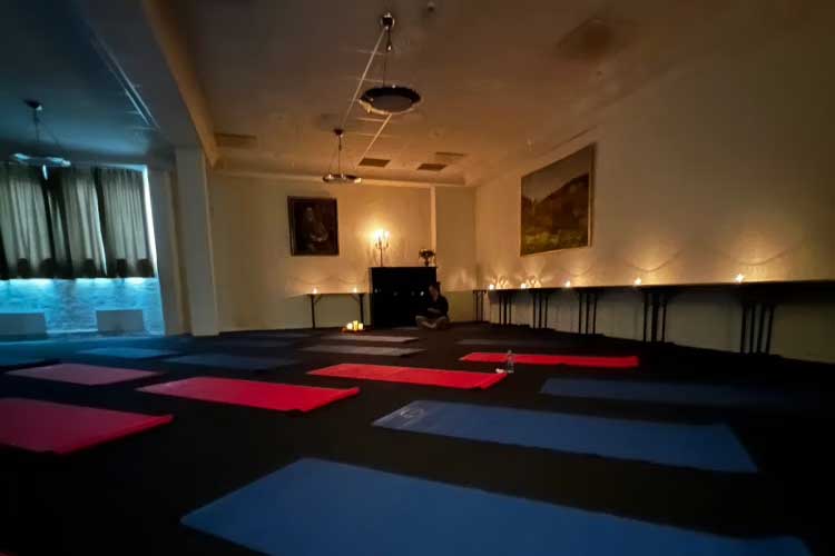 Yoga utendørs ved Semsvannet